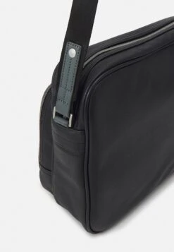 Bugatti Across Body Bag - Schwarz 8 Bugatti Across Body Bag - Schwarz -Coes Style Store 01f1210854c8441a878ec29d2eec40d4