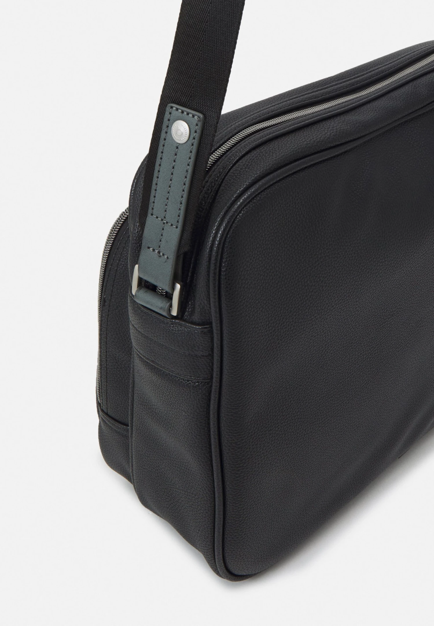 Bugatti Across Body Bag - Schwarz 4 Bugatti Across Body Bag - Schwarz - Image 4