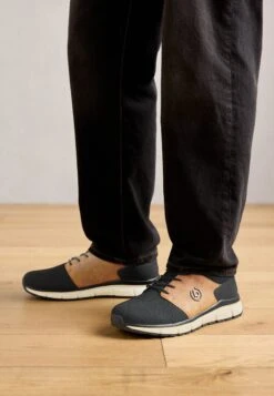 Bugatti SONIC - Trainers - Taupe/cognac -Coes Style Store 05fb24bd2055474bbd087a13841aee95 1