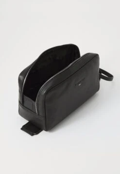 Bugatti ROMEO - Wash Bag - Schwarz 7 Bugatti ROMEO - Wash Bag - Schwarz -Coes Style Store 0d1eaa072a0a428a9965c15889b02b9f