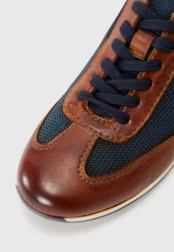 Bugatti TOMEO - Trainers - Cognac/dark Blue -Coes Style Store 648280ef0d6c41bf80e47217f17d528e