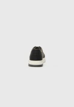 Bugatti DASTON - Trainers - Black -Coes Style Store a8ca6e7bca7449c6bdce4af5331a2adb