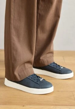 Bugatti GUNTER - Trainers - Light Grey -Coes Style Store a952ad8a0b45404d9889ef6af92fa118