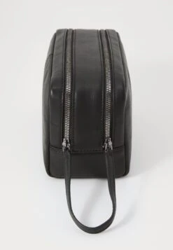 Bugatti ROMEO - Wash Bag - Schwarz 8 Bugatti ROMEO - Wash Bag - Schwarz -Coes Style Store cbecffdf24a94718a03a274526d1a22c