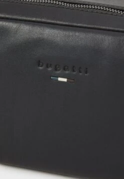 Bugatti ROMEO - Wash Bag - Schwarz 9 Bugatti ROMEO - Wash Bag - Schwarz -Coes Style Store f9f7e8c07edc4db5b212cefb90bea5b1